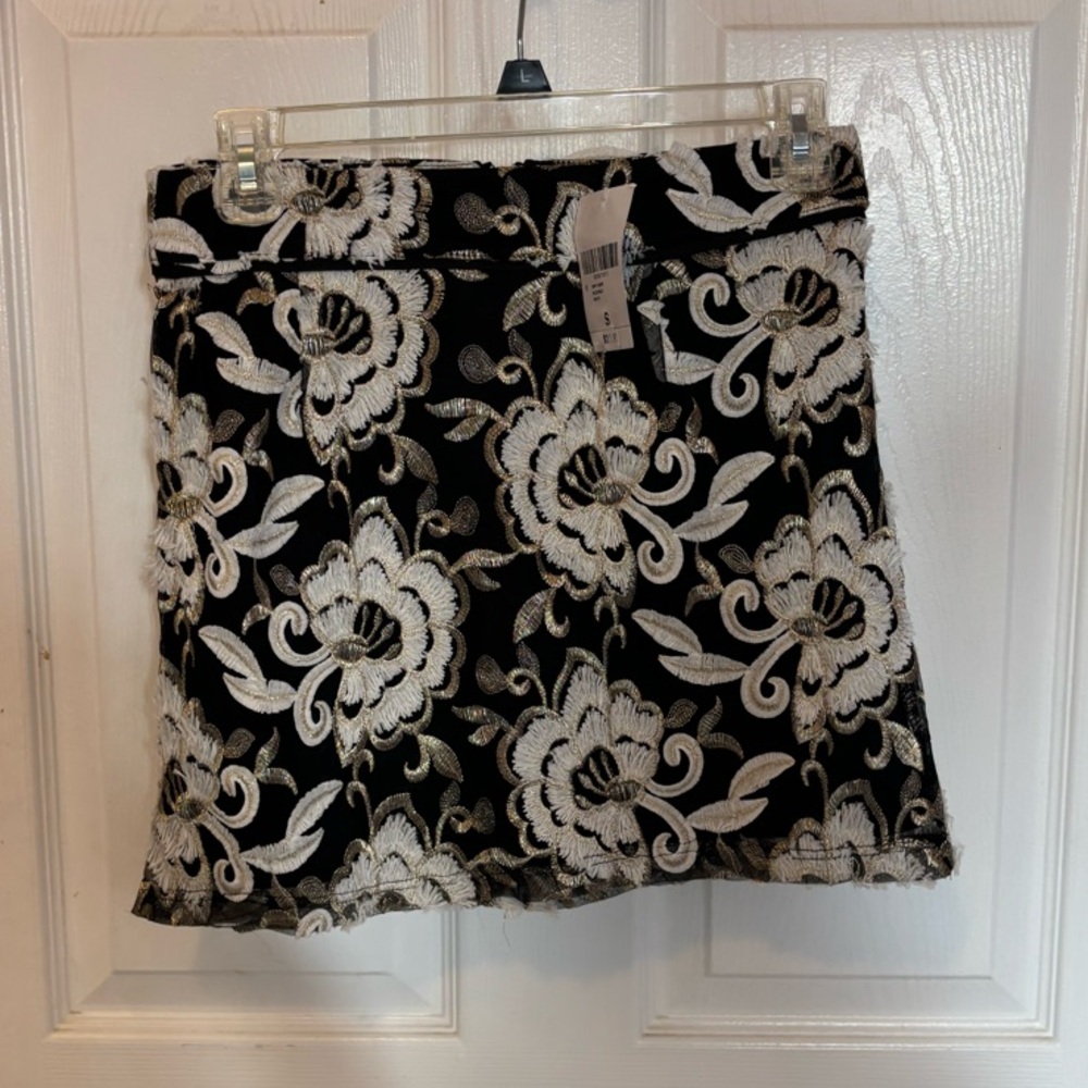 Floral Lace Mini Skirt - size small
